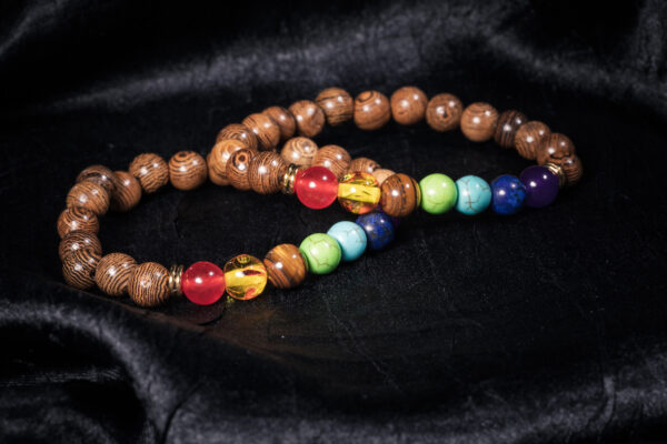 Kraftvolles Chakra-Armband mit 7 Halbedelsteinen und Holzperlen – Bild 2